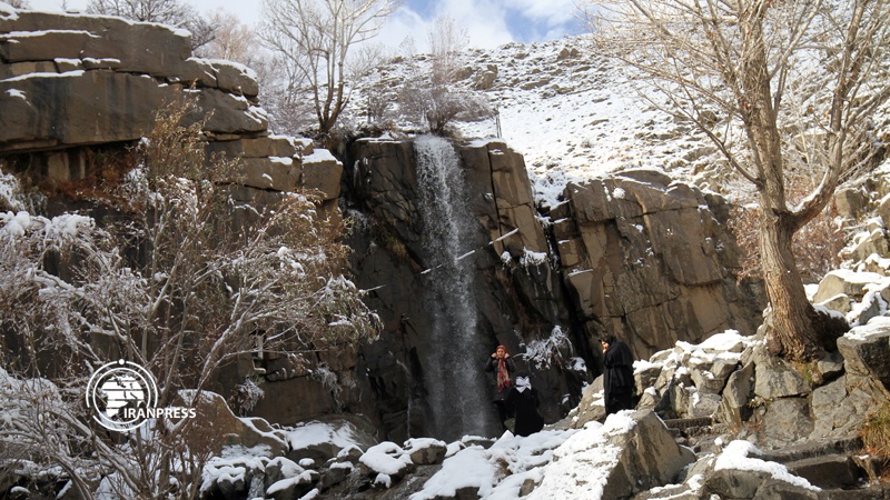 Iranpress: Snowfall gives Hamedan