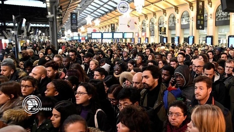 Iranpress: French public transport system paralyzed as strikes continue 
