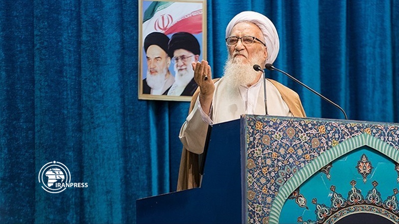 Iranpress: Friday Prayer leader stresses on solving Iranian