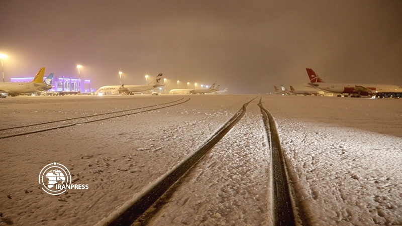 Iranpress: Photo: Imam Khomeini Airport continues to work amid snowfall