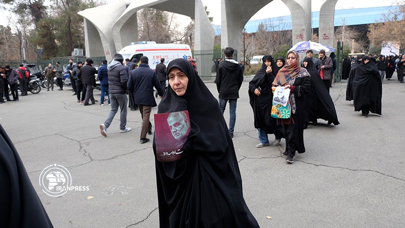 Iranpress: Photo: Iranian students condemn Qassem Soleimani