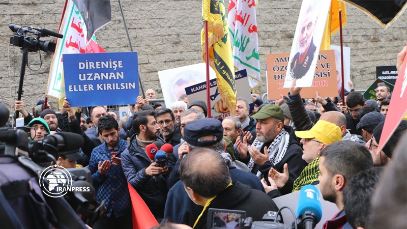 Iranpress: Photo: People in Istanbul gather to condemn US assassination of Lt.Gen. Soleimani