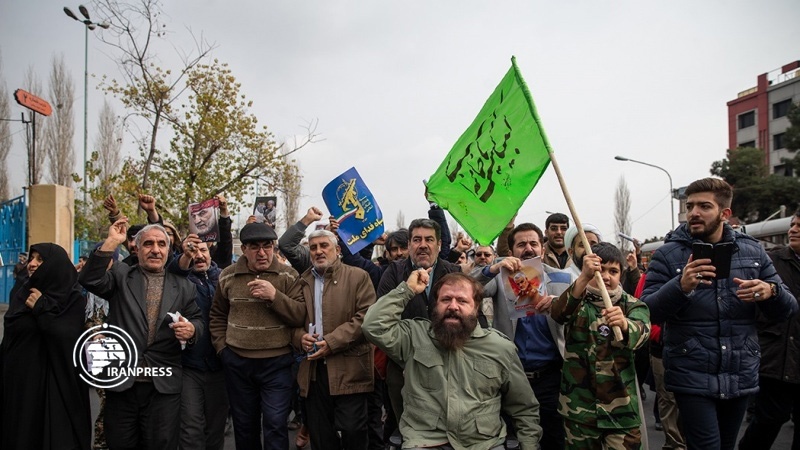 Iranpress: Photo: Huge crowd of Iranian rally to support Islamic Revolution