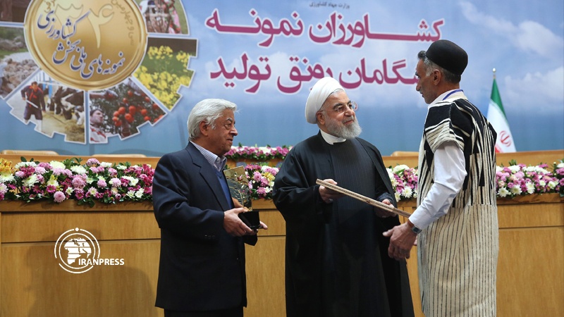 Iranpress: Awards granted to top agricultural producers by Iranian President 