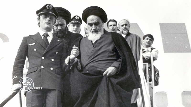 Iranpress: Ceremony on anniversary of Imam Khomeini