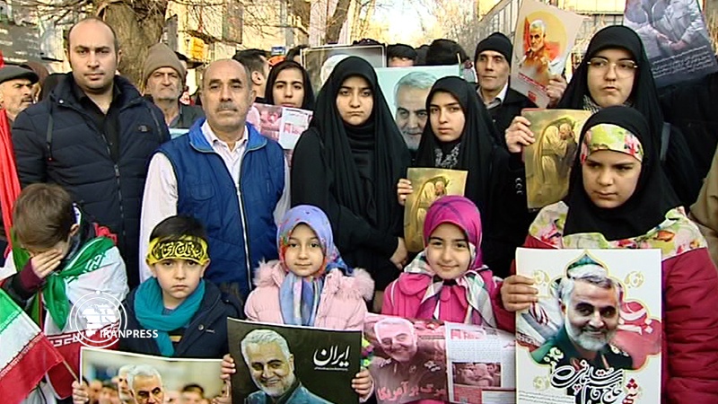 Iranpress: We and all our children love Gen. Qasem Soleimani: Pak family in the funeral ceremony 