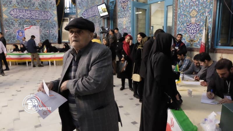 Iranpress: Photo: Iranians passionately take part in politics, choosing MPs