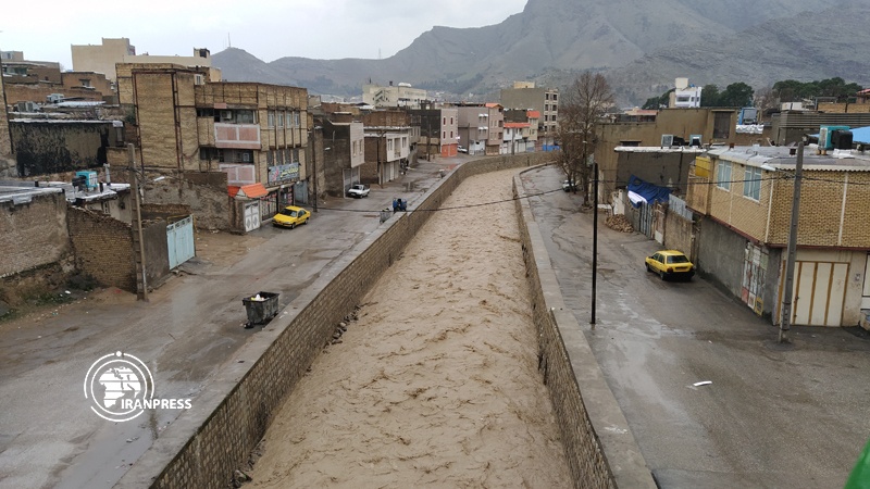 Iranpress: Heavy rain in Lorestan; Khoramrood on verge of flooding