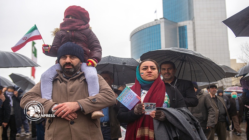 Iranpress: Photo: People of Sari mark Islamic Revolution anniv. on a rainy day