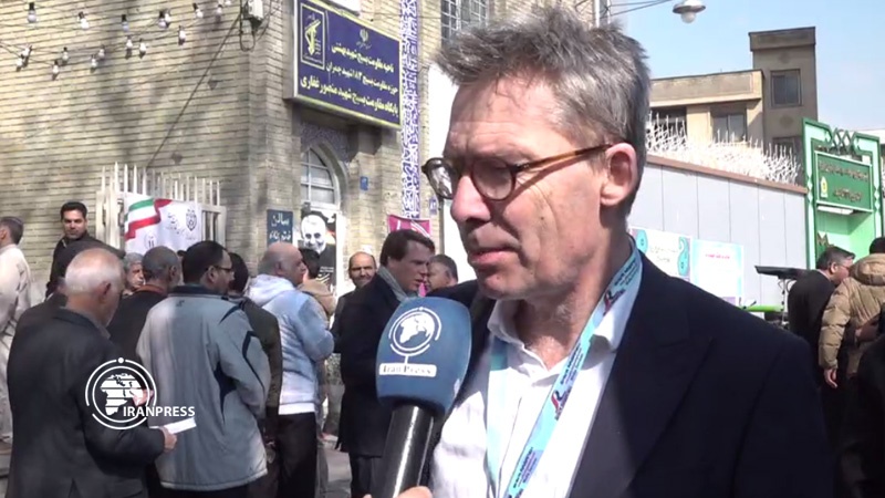 Iranpress: Guardian journalist describes the presence of people who want to vote as very important 