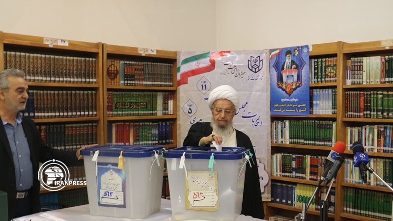 Iranpress: Photo: People of Qom participate in 11th Round of Parliamentary Elections