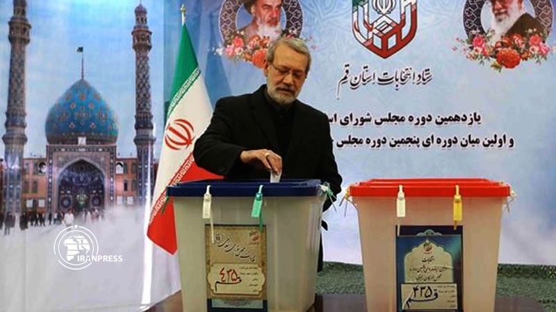 Iranpress: Parliament Speaker Ali Larijani casts his vote in Qom