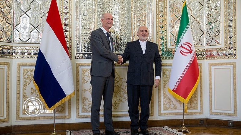 Iranpress: Iran, Dutch FMs hold first round of talks