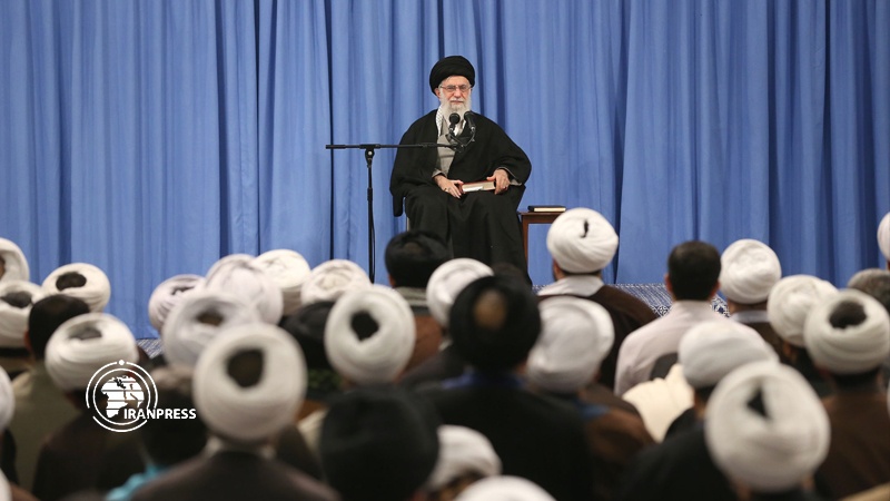 Iranpress: Leader praises Iranian nation