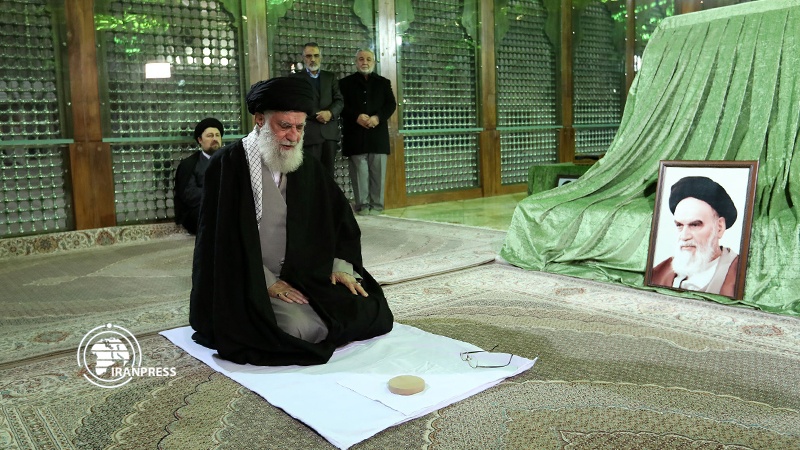 Iranpress: Leader attends late Imam