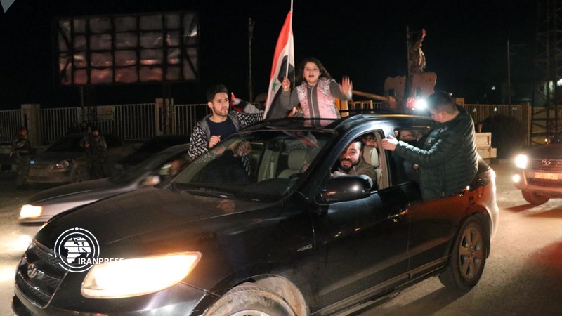Iranpress: Syrian people in Aleppo pour into streets in Joy as security returns