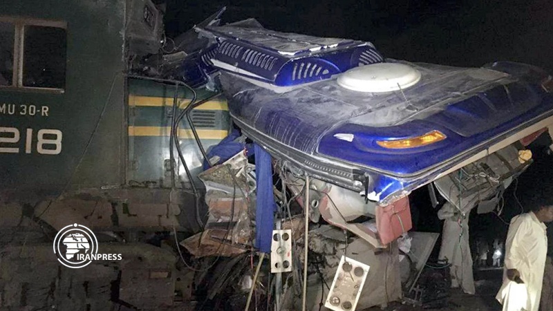 Iranpress: Pakistan: dozens dead, several wounded after train collides with bus