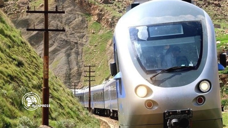 Iranpress: 322 locomotives, wagons enter Iran