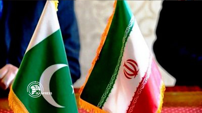 Iranpress: Iran, Pakistan discuss developing bilateral ties