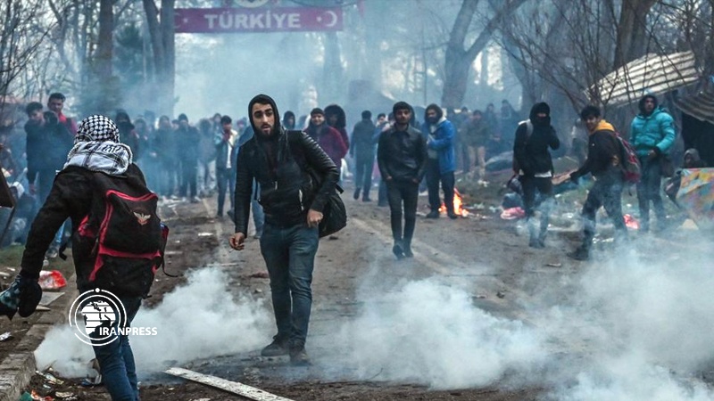 Iranpress: Tear gas shot by Turkey and Greece over migrants at border