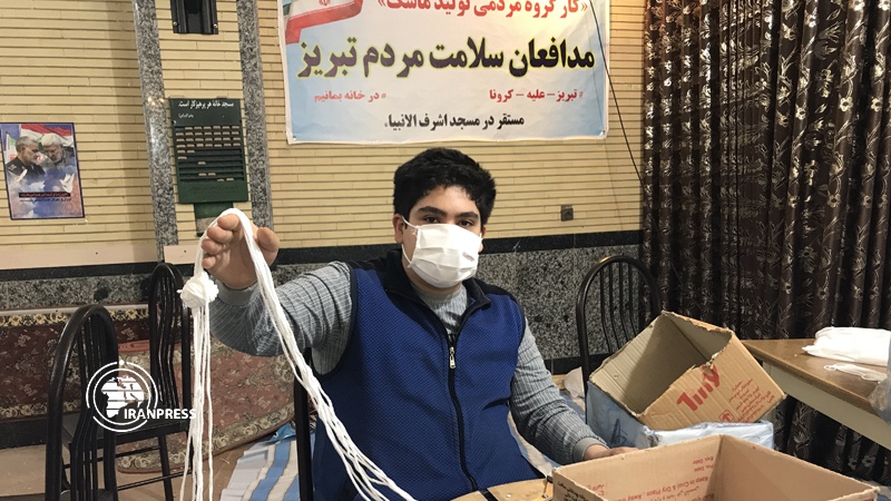 Iranpress: Photo: Production of masks in Tabriz mosques by volunteers