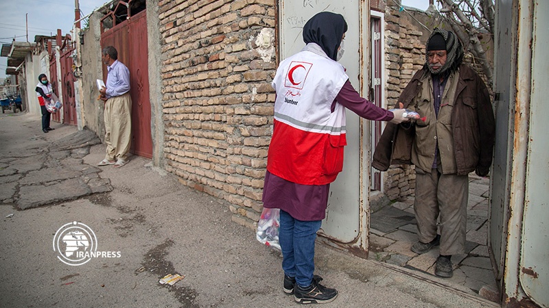 Iranpress: Photo: Red Crescent Society distributes healthcare items in Kermanshah