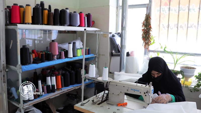 Iranpress: Photo: Iranian volunteer women make daily 3000 gowns in Mashhad