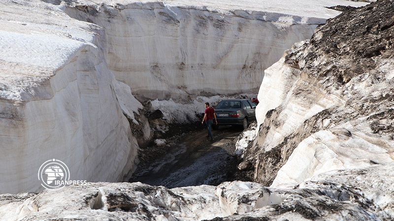 Iranpress: Boz-e-Sina mountain, Dalanpar tourist destination in middle of a snow tunnel