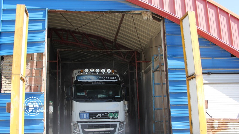Iranpress: Reopening Bazargan border, first pharmaceutical shipment enters Iran 