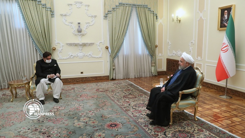 Iranpress: Rouhani calls for full reopening of borders, exchange of goods between Iran, Pakistan