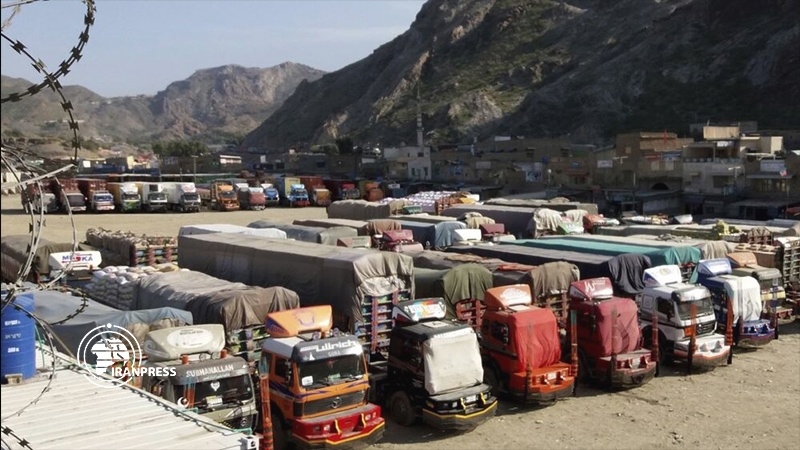 Iranpress: Iran-Pakistan border reopens at Mirjaveh for a week only for trade