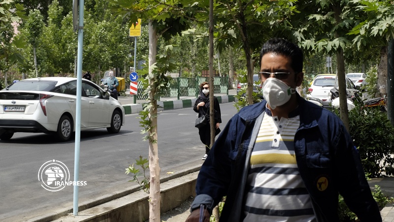 Iranpress: Iranians adhere to health protocols by wearing mask