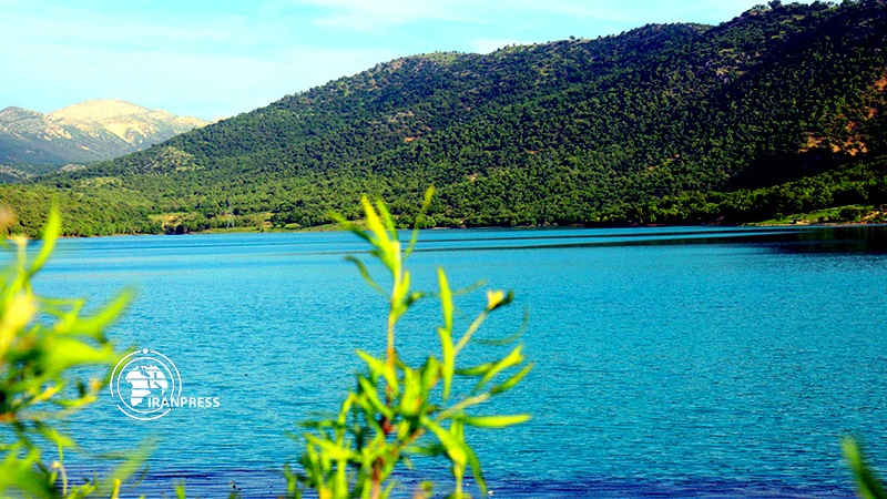 Iranpress: Shah Ghasem Lake a scenic picture of Turquoise-colored water