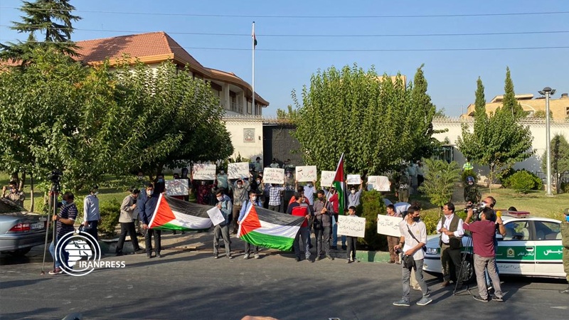 Iranpress: Iran students gather to condemn Israel-UAE agreement