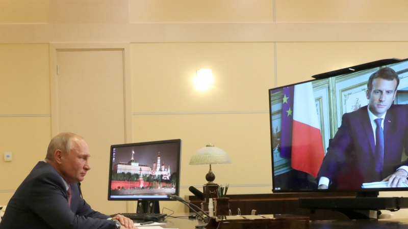Iranpress: Putin, Macron confer on situation in Lebanon
