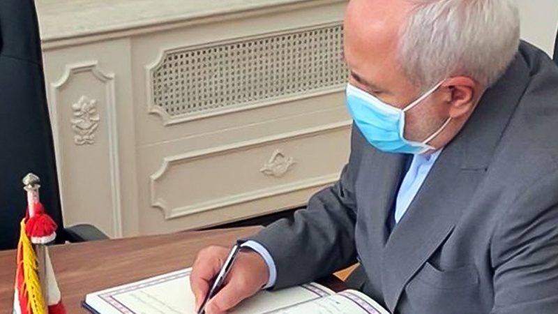 Iranpress: Zarif attends Lebanese embassy