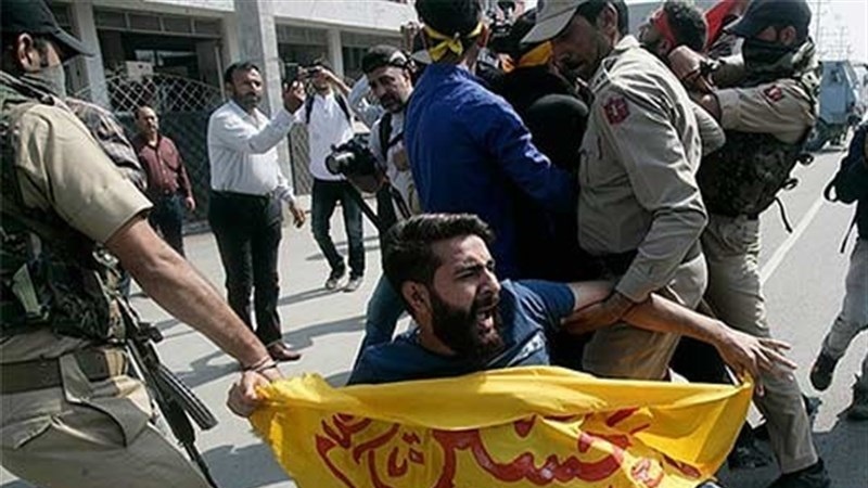 Iranpress: Kashmir mourns for Imam Hussain, amid India suppressive measures