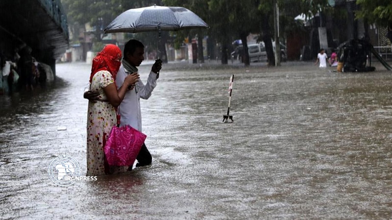 Iranpress: Monsoon rains brings flooding misery to Mumbai, India 