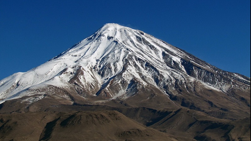 ایران پرس: ثبت هنرمندانه نمایی شگفت‌انگیز از قله دماوند