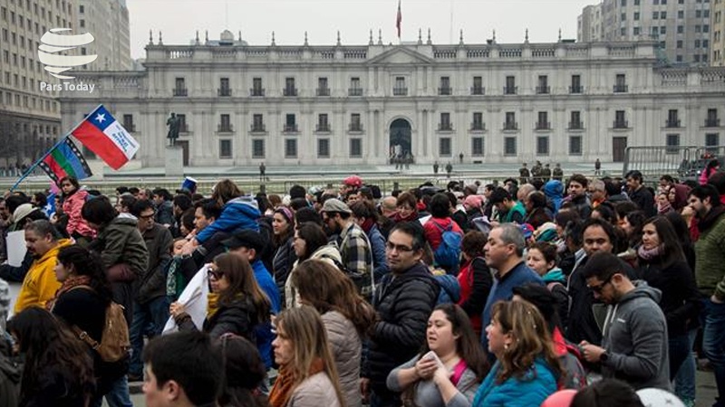 Iranpress: تظاهرات ضد دولتی کارگران در پایتخت شیلی