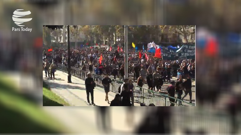 Iranpress:  تظاهرات گسترده دانشجویان علیه اصلاحات آموزشی در شیلی