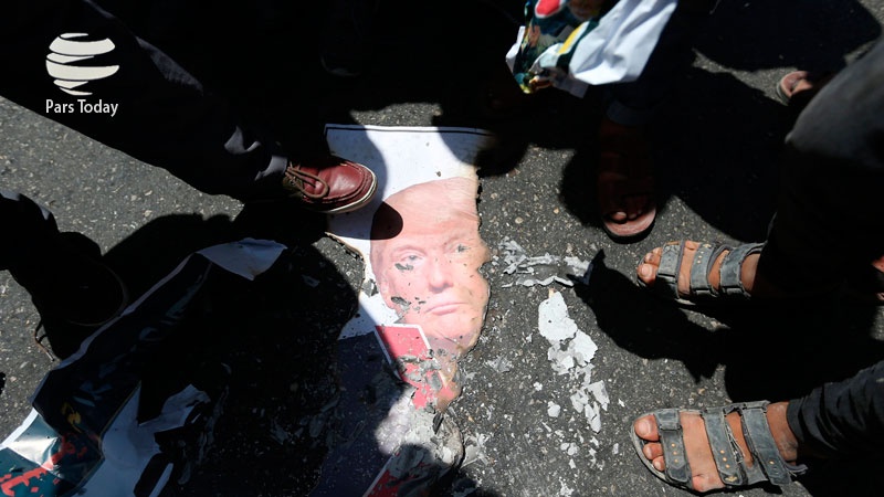 Iranpress: فلسطینی ها عکس های ترامپ را در غزه به آتش کشیدند+ تصاویر 