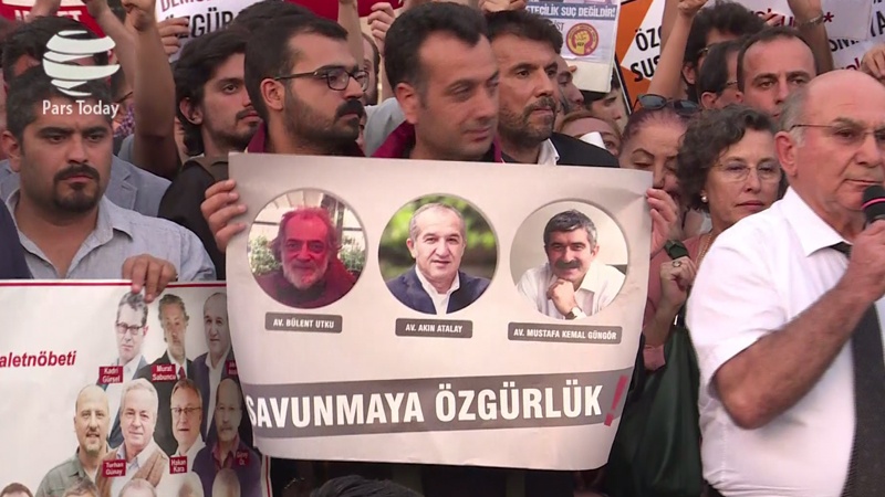 Iranpress: آزادی مشروط روزنامه نگاران «جمهوریت» ترکیه+ ویدئو