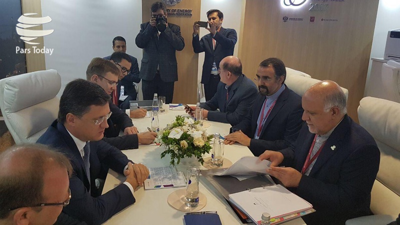 Iranpress: بررسی توسعه روابط نفتی ایران و روسیه در نشست وزیران دو کشور