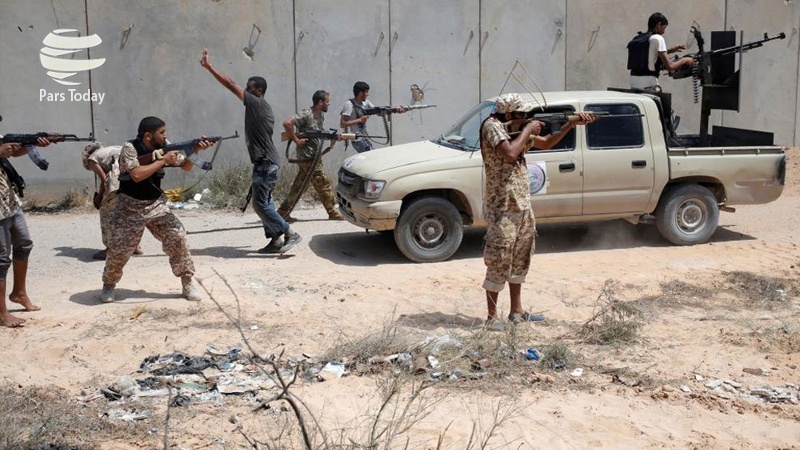 Iranpress: حمله مسلحانه به فرودگاه معتیقه لیبی