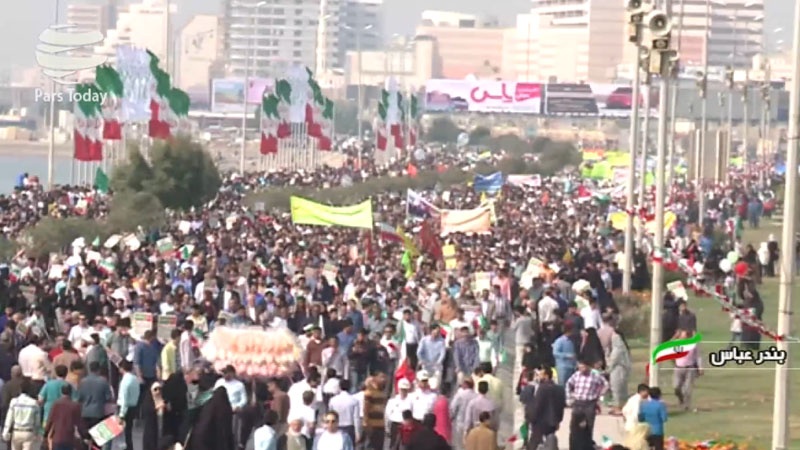 Iranpress: شکوه جشن انقلاب در سواحل نیلگون خلیج فارس+ ویدئو
