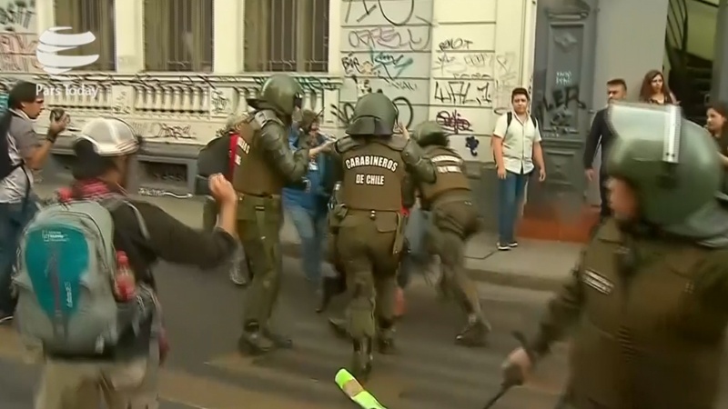 Iranpress: درگیری پلیس و تظاهر کنندگان در شیلی/ ویدئو
