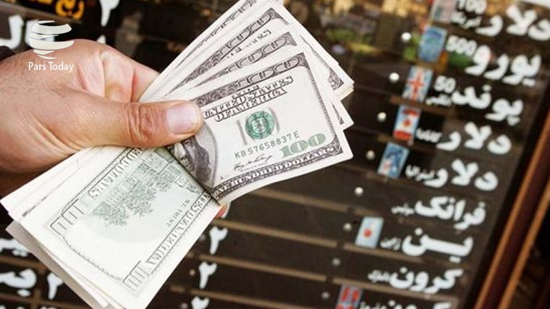 Iranpress: بازگشت قیمت دلار تامین کالای اساسی به کانال ۴۲۰۰ تومان