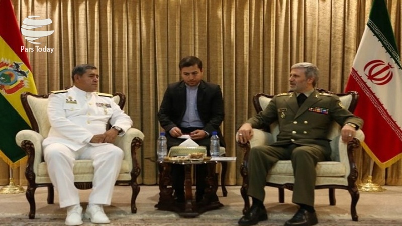 Iranpress: سرتیپ حاتمی: ایران آماده همکاری دفاعی و نظامی با بولیوی است 
