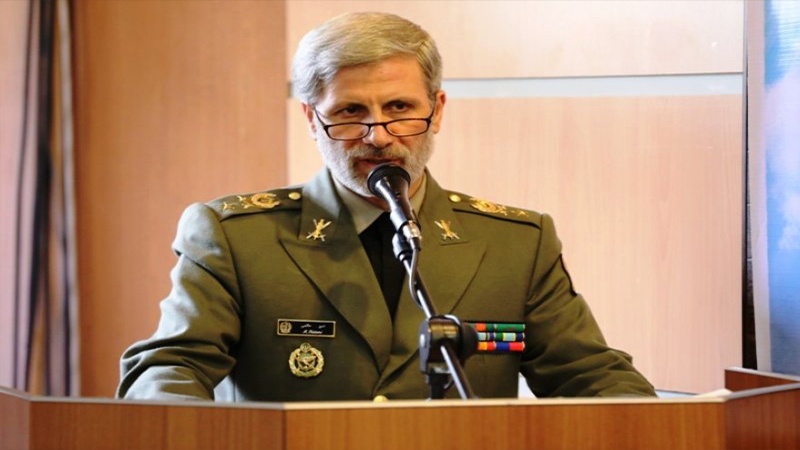 Iranpress: وزیر دفاع: لحظه‌ای در ارتقای توان دفاعی و نظامی درنگ نخواهیم کرد